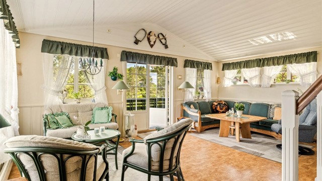 I STUEN er det innredet flere sittemuligheter.