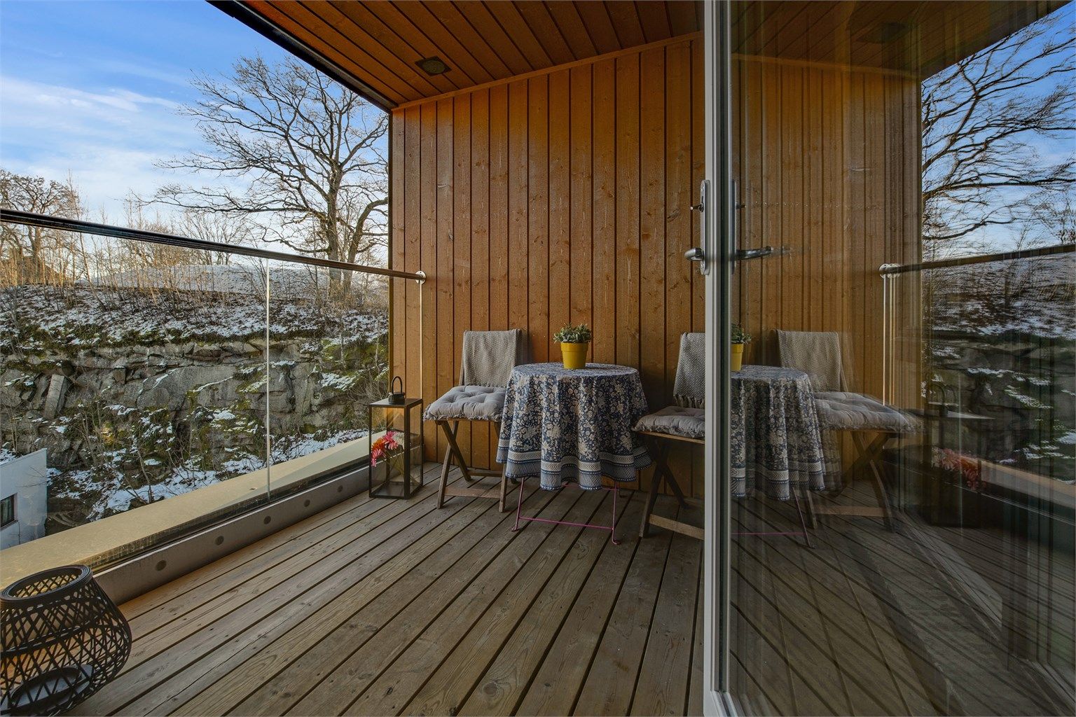  Lun balkong med tak. Glassrekkverk. Fin utsikt til Haugar. 
