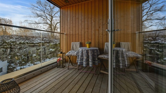 Lun balkong med tak. Glassrekkverk. Fin utsikt til Haugar.