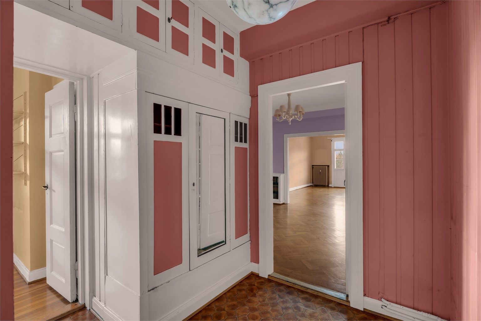 Her er det rom for å sette fra seg yttertøy og sko i praktisk garderobe.