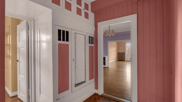 Her er det rom for å sette fra seg yttertøy og sko i praktisk garderobe.