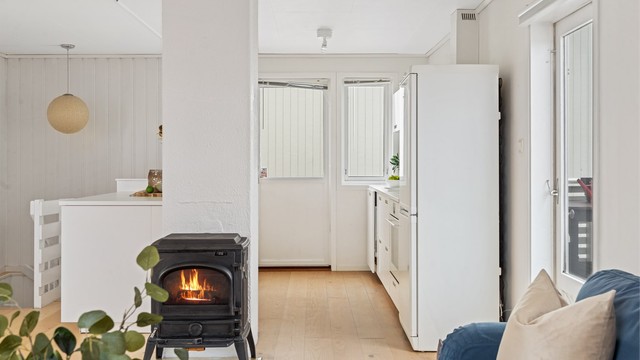 Den åpne løsningen skaper en naturlig overgang mellom stuen og kjøkkenet.