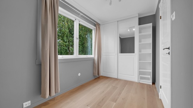 Leilighetens andre soverom har også skyvedørsgarderobe og egner seg godt som barnerom eller kontor.