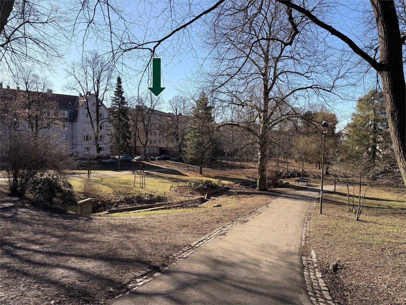 St. Hanshaugen park er nærmeste nabo og ble anlagt som en promenadepark i landskapsstil (ofte kalt «engelsk stil»), med gangveier som slynger seg gjennom terrenget, svanedam, kunstig bekkeløp med bro, servering og skulpturer. 