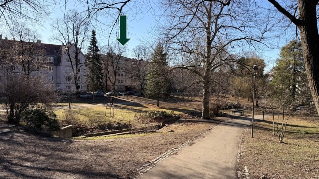 St. Hanshaugen park er nærmeste nabo og ble anlagt som en promenadepark i landskapsstil (ofte kalt «engelsk stil»), med gangveier som slynger seg gjennom terrenget, svanedam, kunstig bekkeløp med bro, servering og skulpturer.
