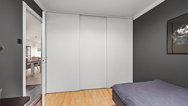 Skyvedørsgarderobe i full høyde sørger for god oppbevaring.