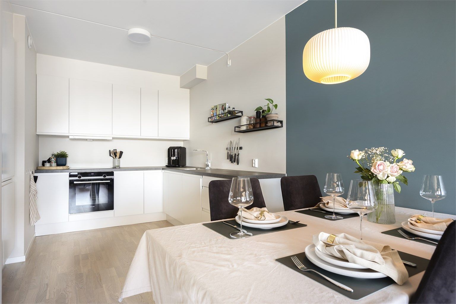 Her er det god plass til spiseplass i tilknytning til kjøkkenet.