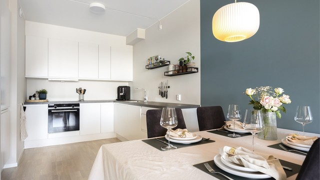 Her er det god plass til spiseplass i tilknytning til kjøkkenet.