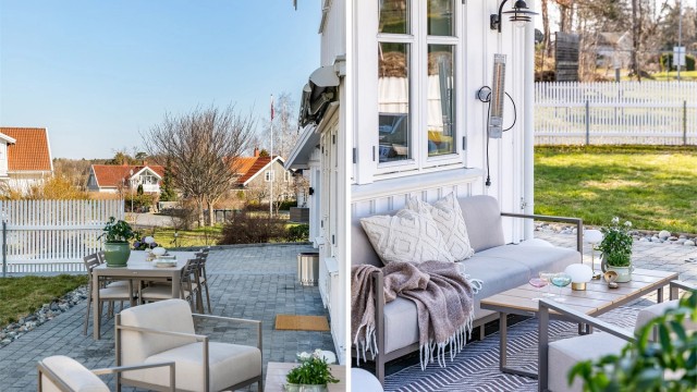 Varmelamper høyner komfortgraden på sommerkveldene. Med elektrisk motoriserte markiser oppnås også solskjerming enkelt.