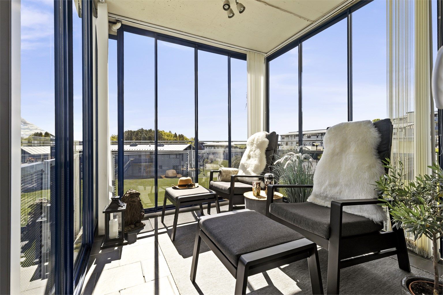 Den innglassede terrassen har varmekabler, og fungerer som et lunt uterom store deler av året.

