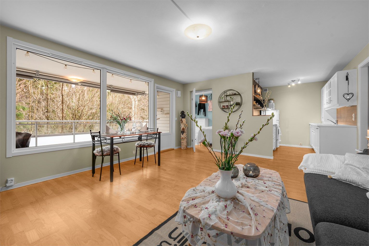 En lys og romslig 2-roms leilighet med en stor, usjenert balkong.