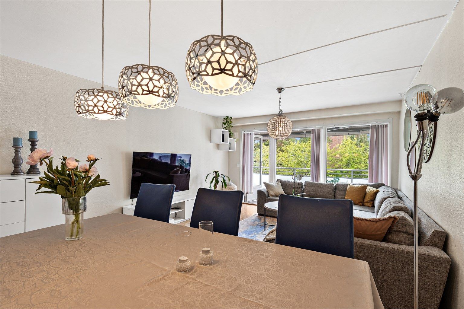 Stuen er lys og romslig med rikelig lysinnslipp fra store vindusflater.