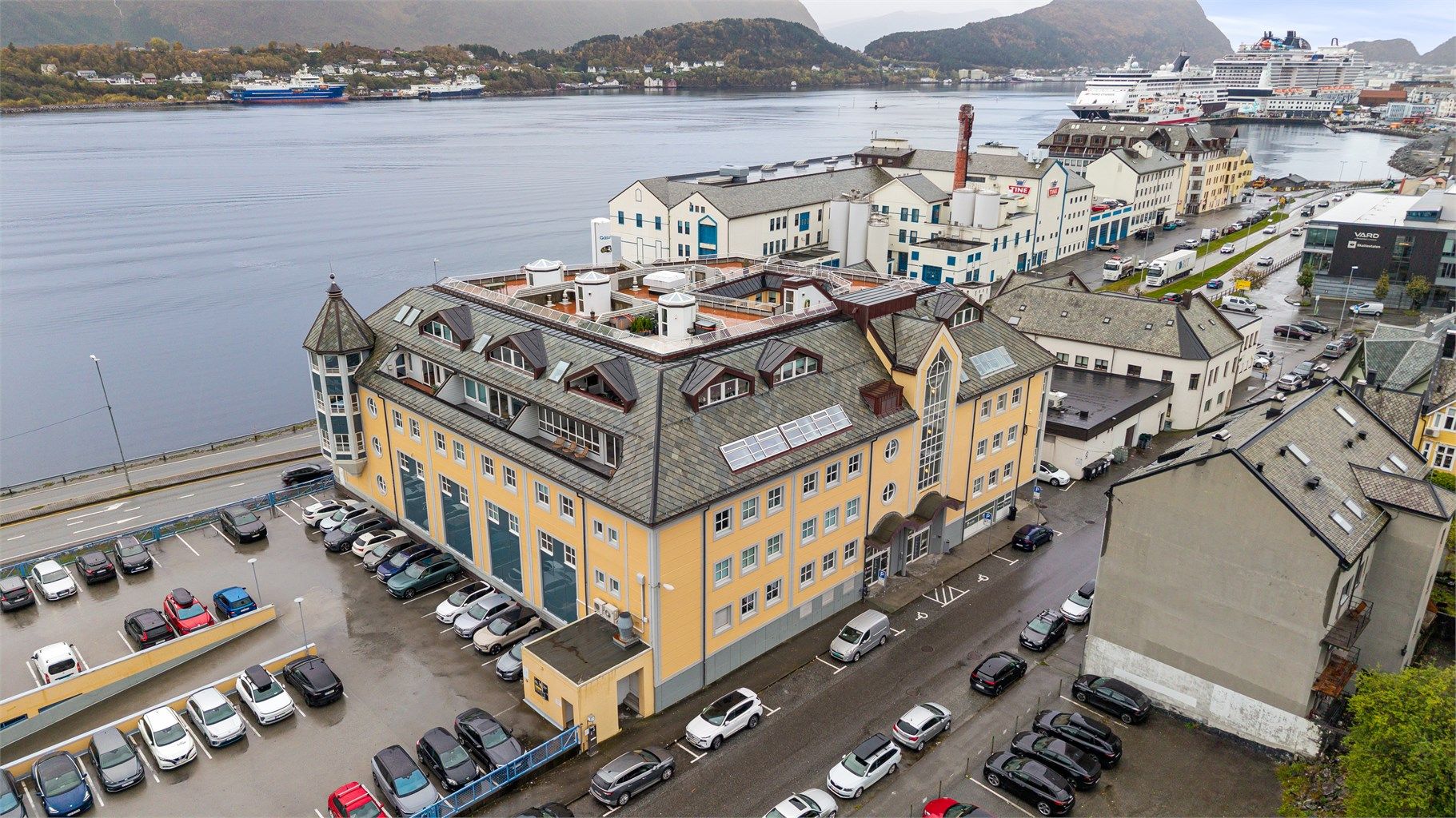 Sameiet har felles takterrasse med utsikt over fjorden og byen.