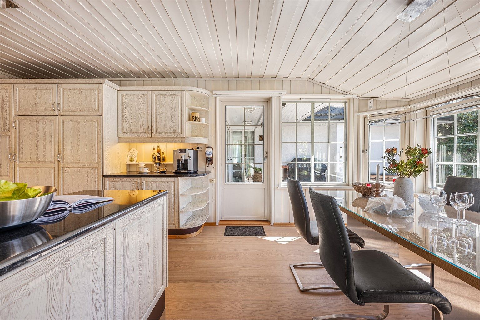 Utgang til hage og terrasse fra kjøkken. 