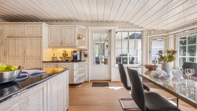 Utgang til hage og terrasse fra kjøkken.