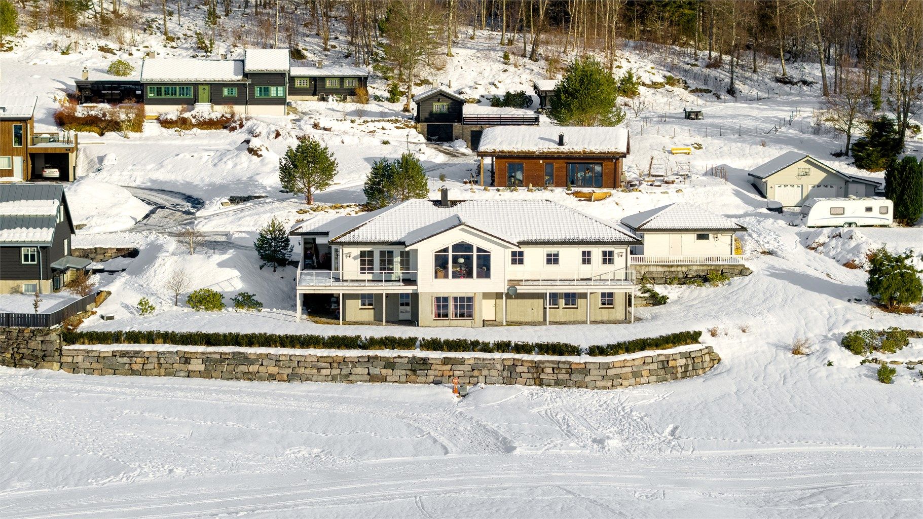 Bebyggelsen i området består hovedsakelig av eneboliger i et etablert og barnevennlig nabolag.