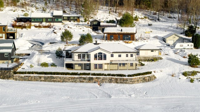 Bebyggelsen i området består hovedsakelig av eneboliger i et etablert og barnevennlig nabolag.