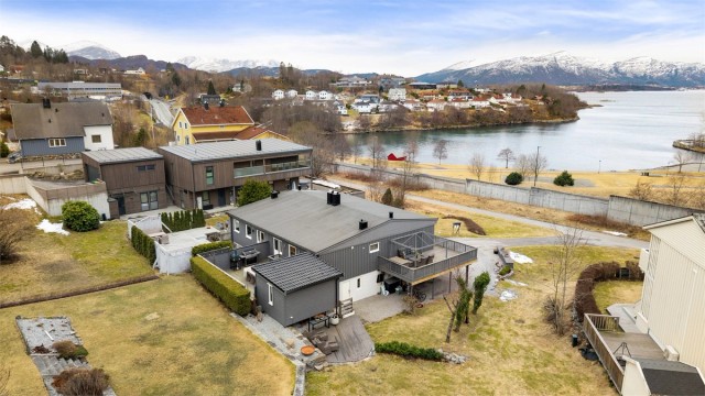 Velkommen til Vikagata 71 presentert av Krogsveen v/Eiendomsmegler/Partner Marit Stuen Aursnes