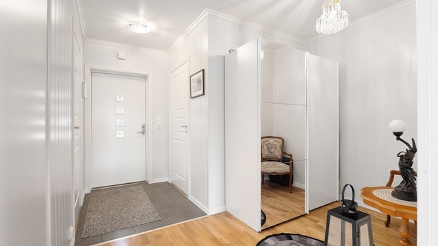 Rundt entreen finnes både toalettrom og vaskerom. Gangen innenfor er velegnet for garderobeskap.