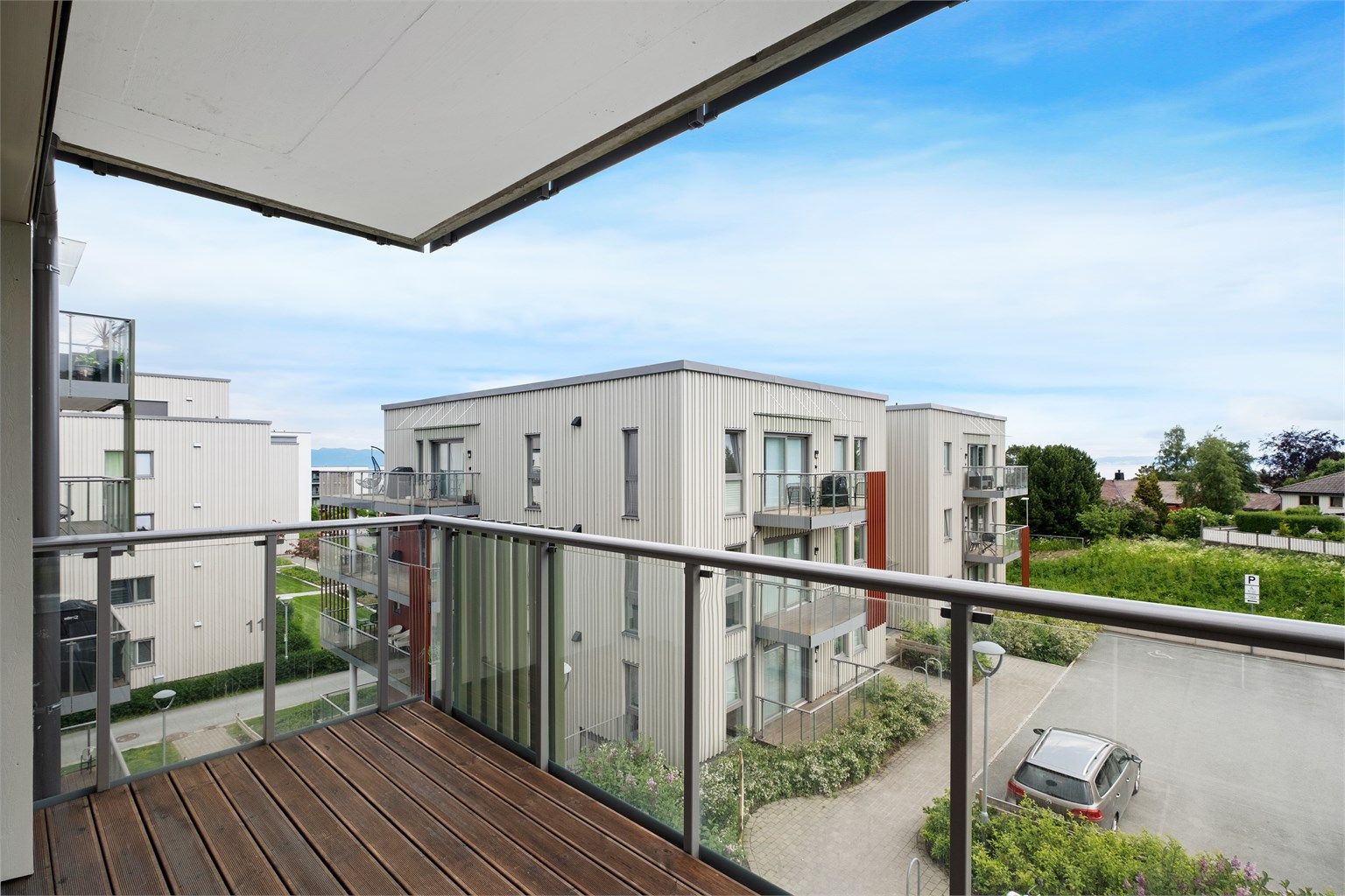 Balkongen har god plass til ønsket utemøblement og grill og vil på sommerstid oppleves som en fin forlengelse av stuen. 