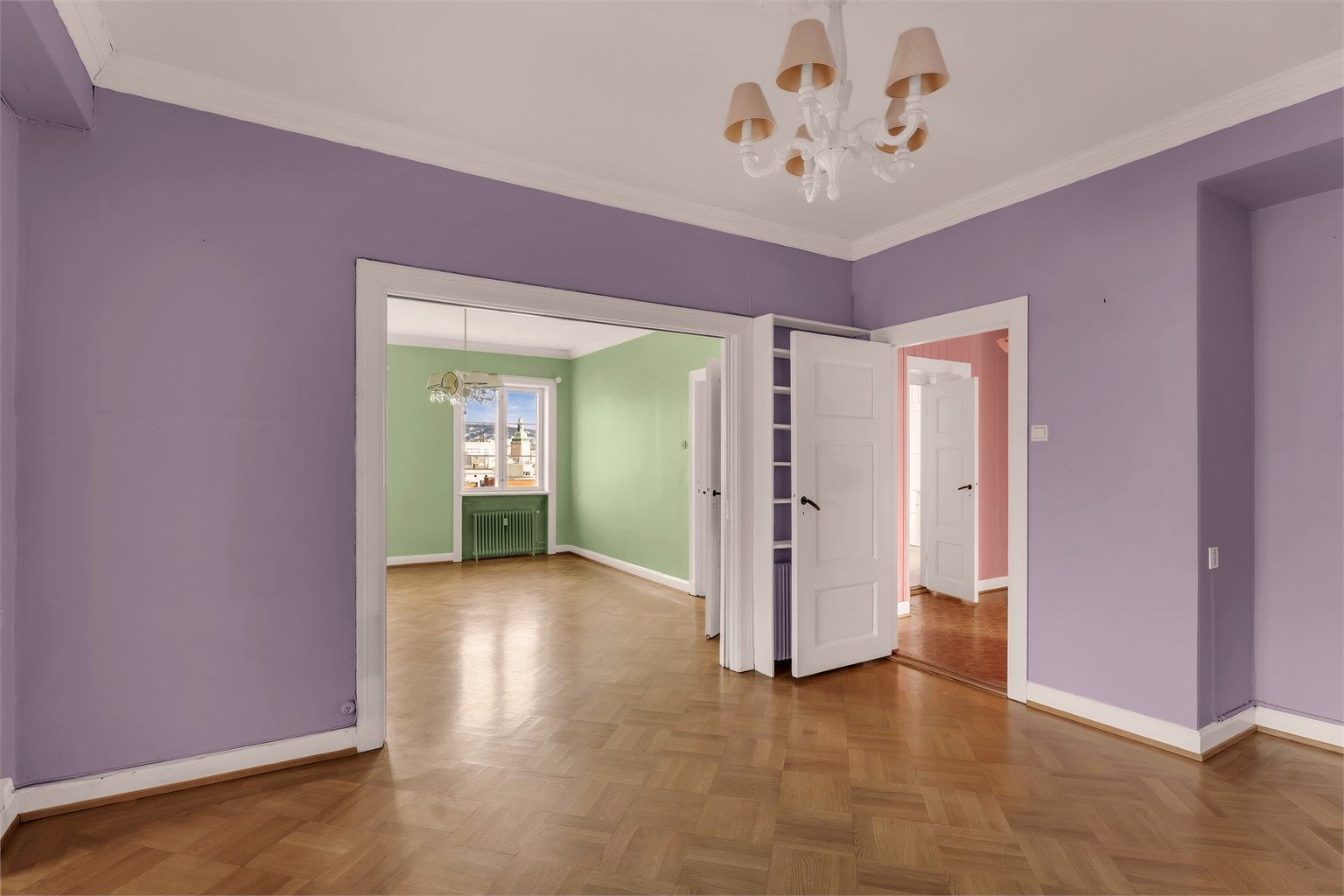 Gjennomgående planløsning med fine siktlinjer mellom rommene.