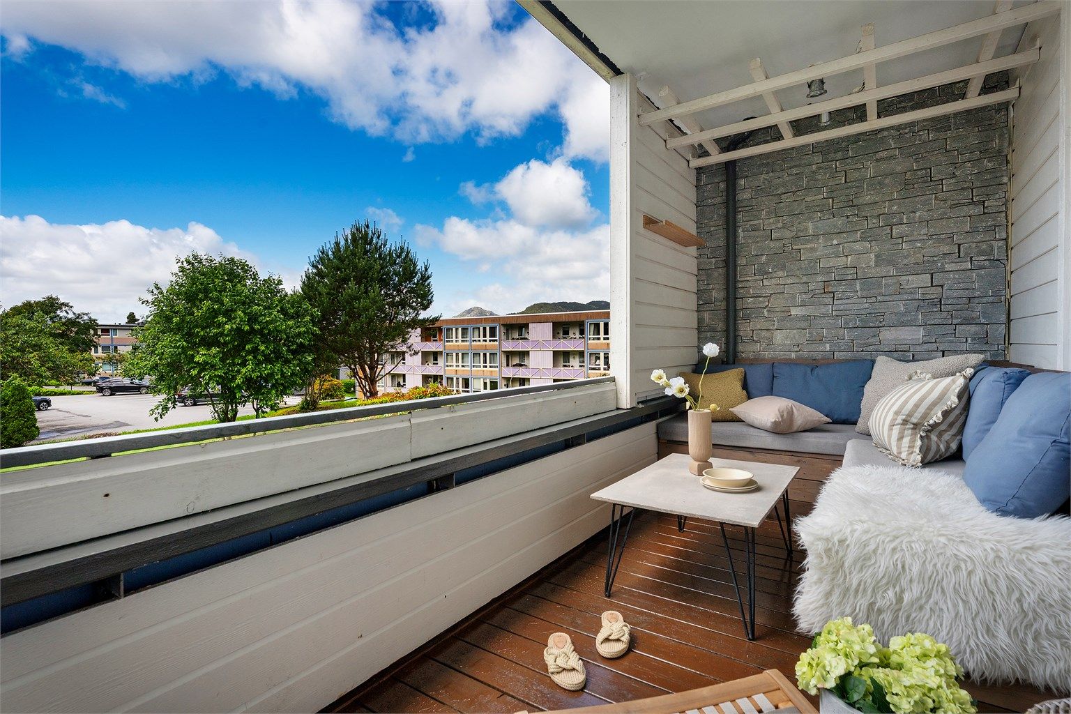 balkongen har god plass til både terrassebord og en komfortabel sittekrok