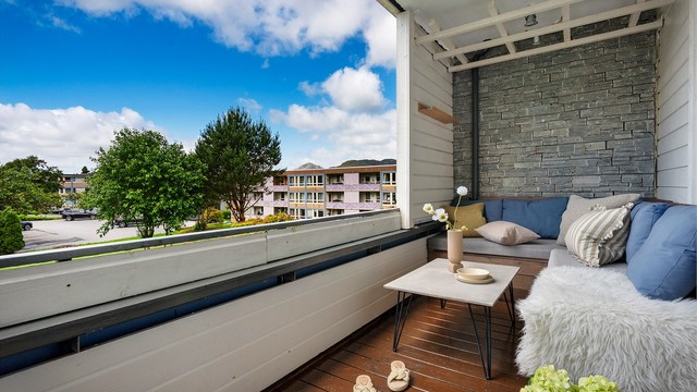 balkongen har god plass til både terrassebord og en komfortabel sittekrok