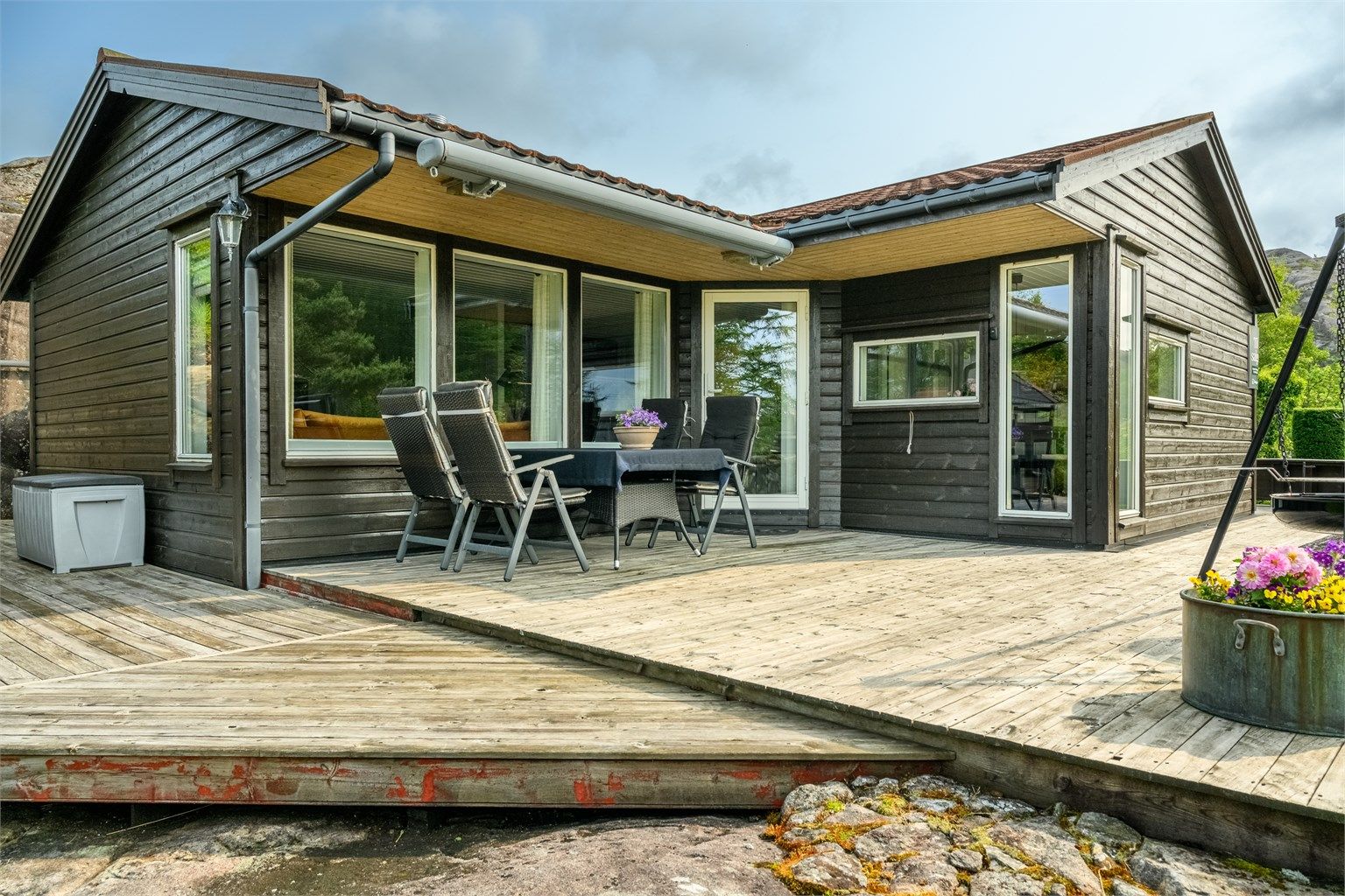 Solrikt uteområde med flere sitteplasser