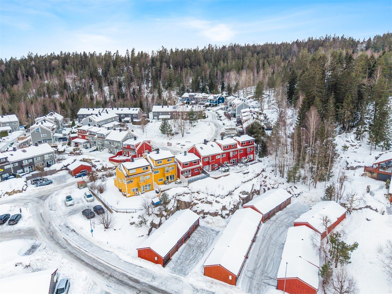 Jutulveien 5 ligger i et attraktivt og barnevennlig område på Heksebergåsen, som kombinerer naturskjønn idyll med enkel tilgang til byliv og servicetilbud.