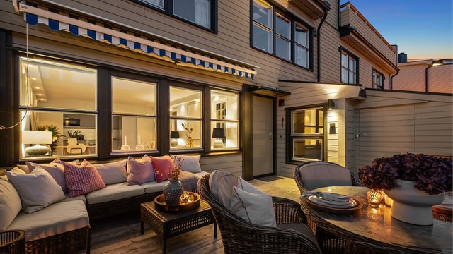 Leiligheten har en stor og solrik terrasse med egen inngang direkte til leiligheten - Fotograf: Oh Shots