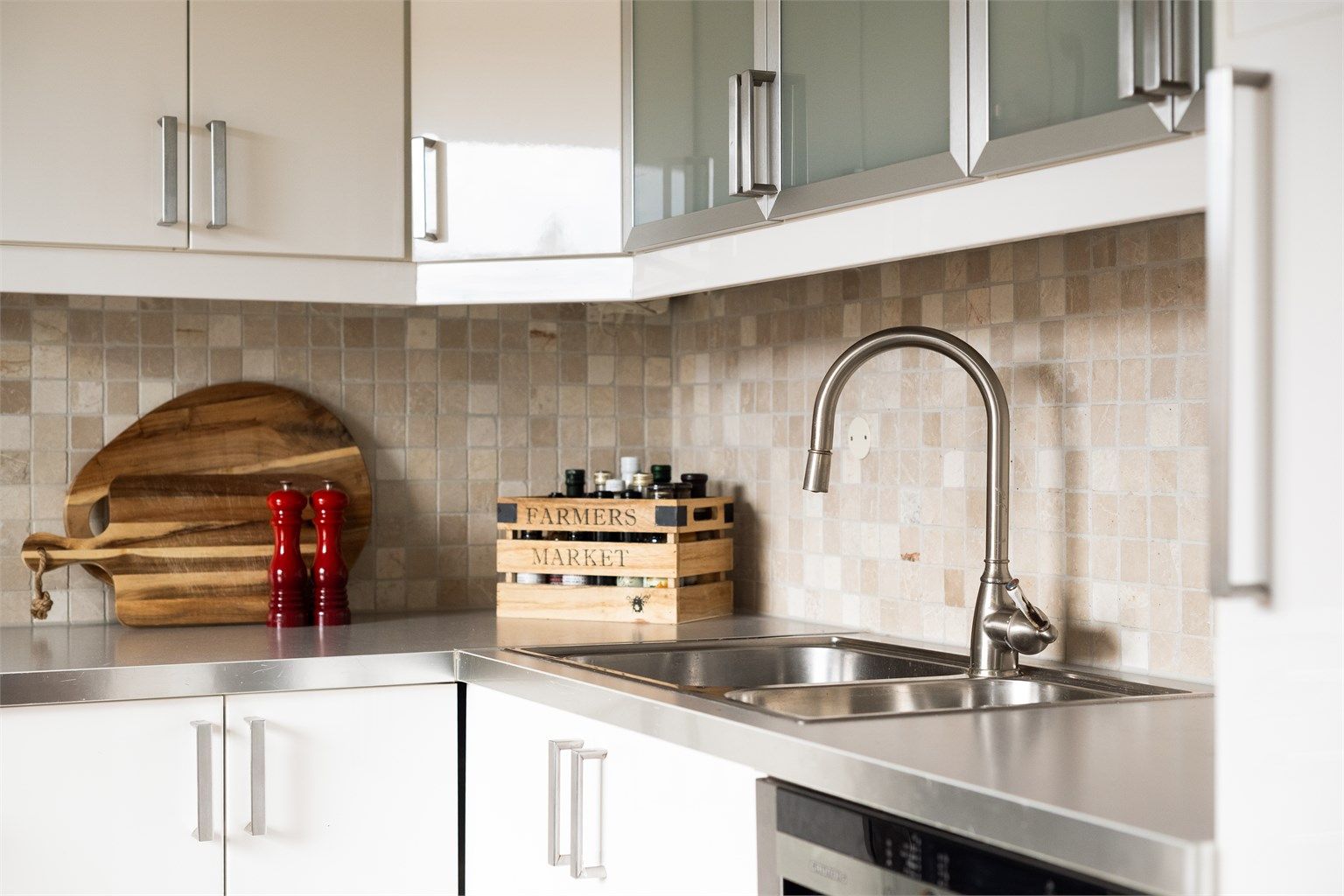 Nedfelt oppvaskkum i rustfritt stål med ett-greps armatur. Integrerte hvitevarer samt frittstående oppvaskmaskin medfølger handelen.