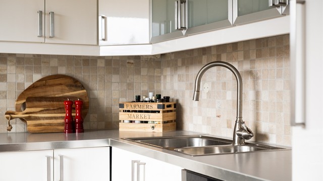 Nedfelt oppvaskkum i rustfritt stål med ett-greps armatur. Integrerte hvitevarer samt frittstående oppvaskmaskin medfølger handelen.