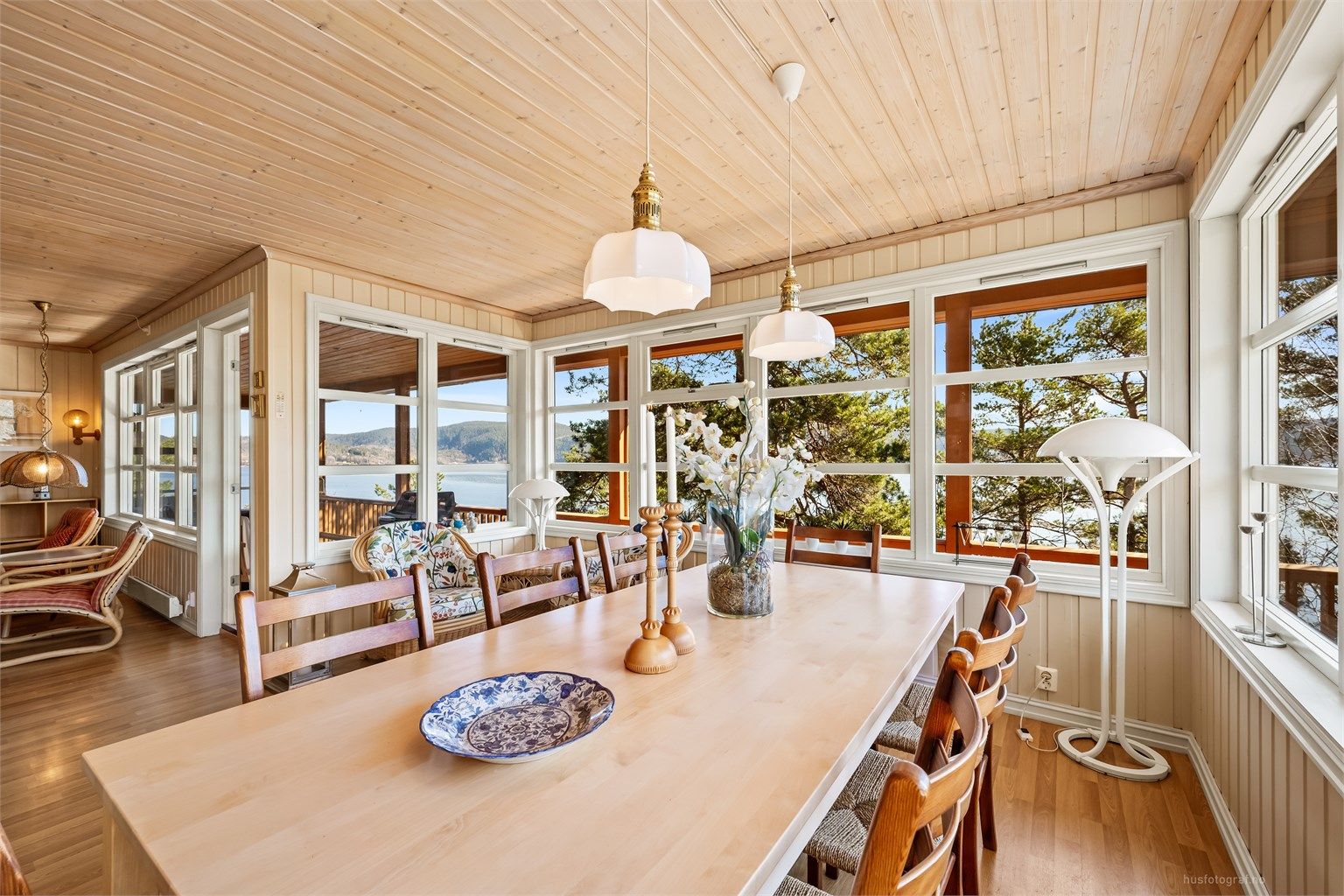 Gjennomgående bruk av panel på vegger og i himling skaper en klassisk og lun hyttestemning.