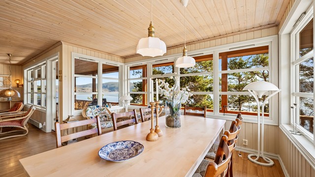 Gjennomgående bruk av panel på vegger og i himling skaper en klassisk og lun hyttestemning.