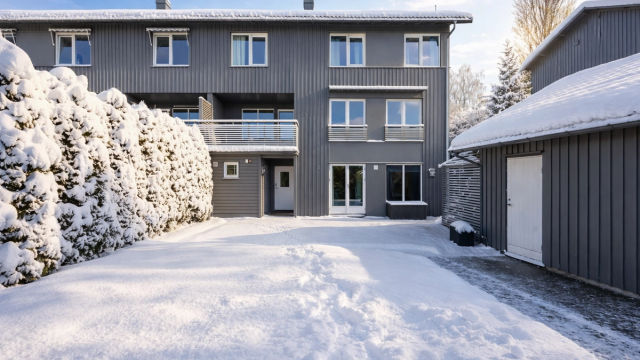 Velkommen til Maisen Pedersens vei 30 - Boligen er svært innholdsrik med 4 soverom, 3 stuer, 3 bad i tillegg til vaskerom - det er til og med mulighet for ny eier å etablere hybel og leie ut deler av underetasjen - Foto: Zovenfra - Vinterredigert bilde