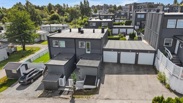Oversikt over eiendommen med garasje og uteområder.