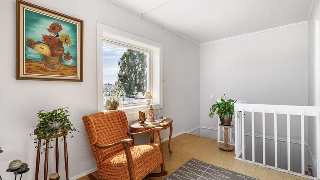 Trappegangen i andre etasje er av det romslige slaget. Her er det mulighet for en sittegruppe, hjemmekontor eller oppbevaringsmøbler.