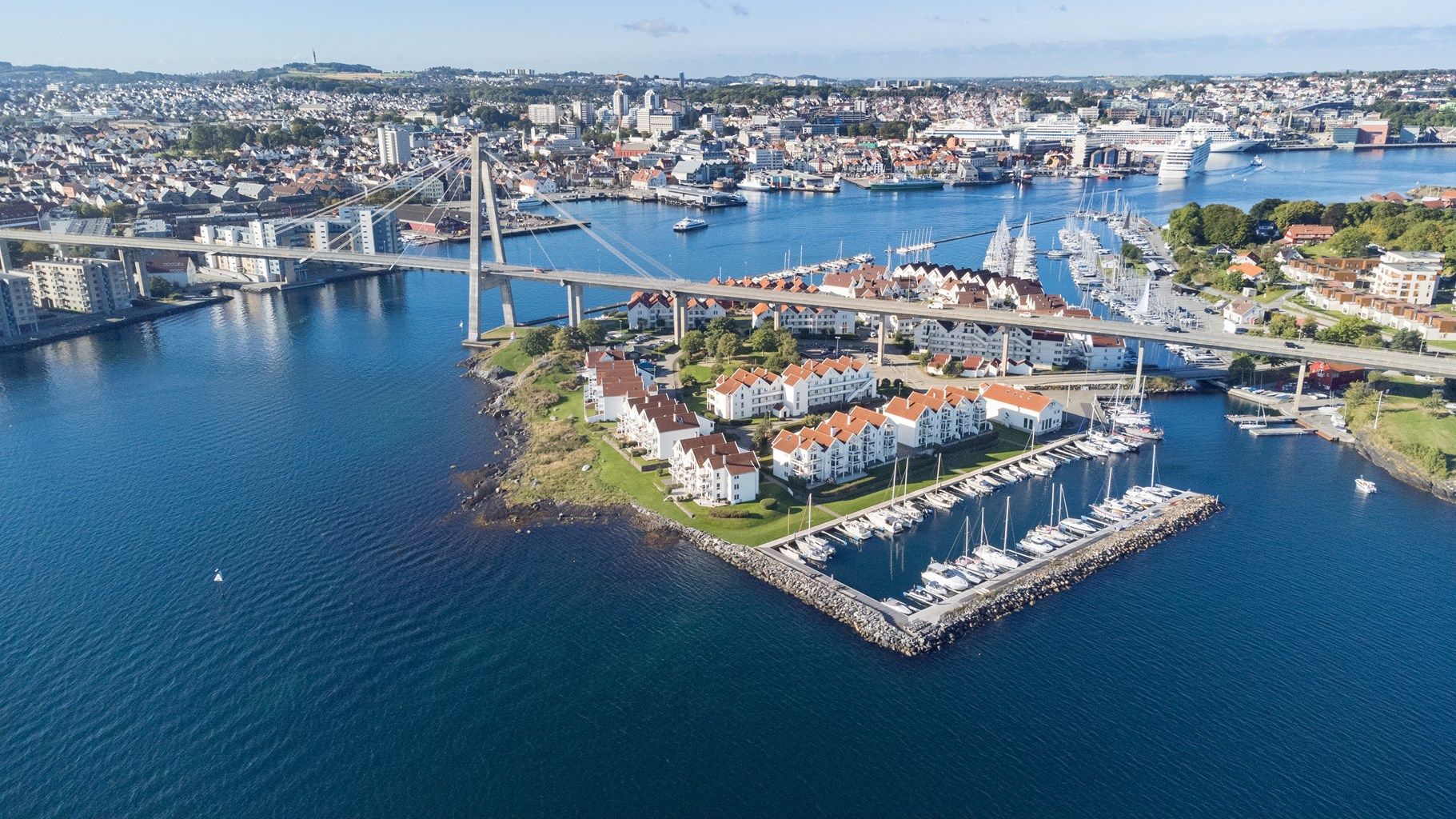 Stor og romslig 3-roms topp-og endeleilighet i maritime omgivelser på Grasholmen, med egen takterrasse på 80 kvm og båtplass. Her kan du flytte rett inn!