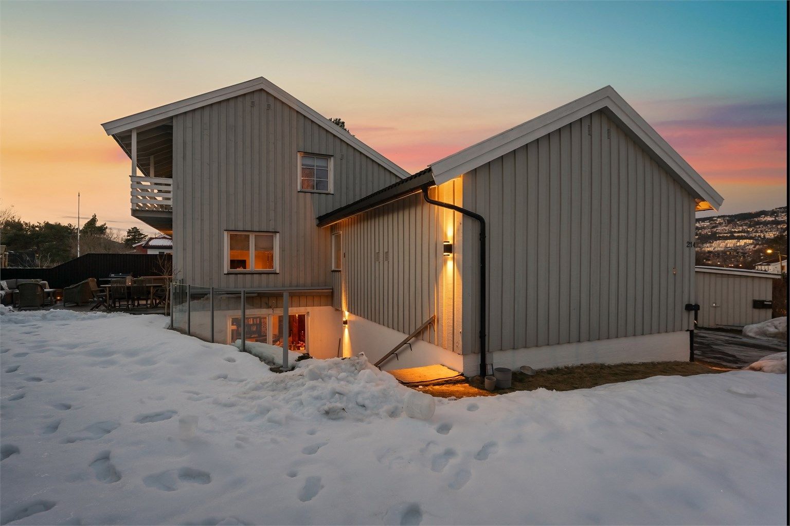 Utvendig, egen inngang til hybelen