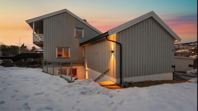 Utvendig, egen inngang til hybelen