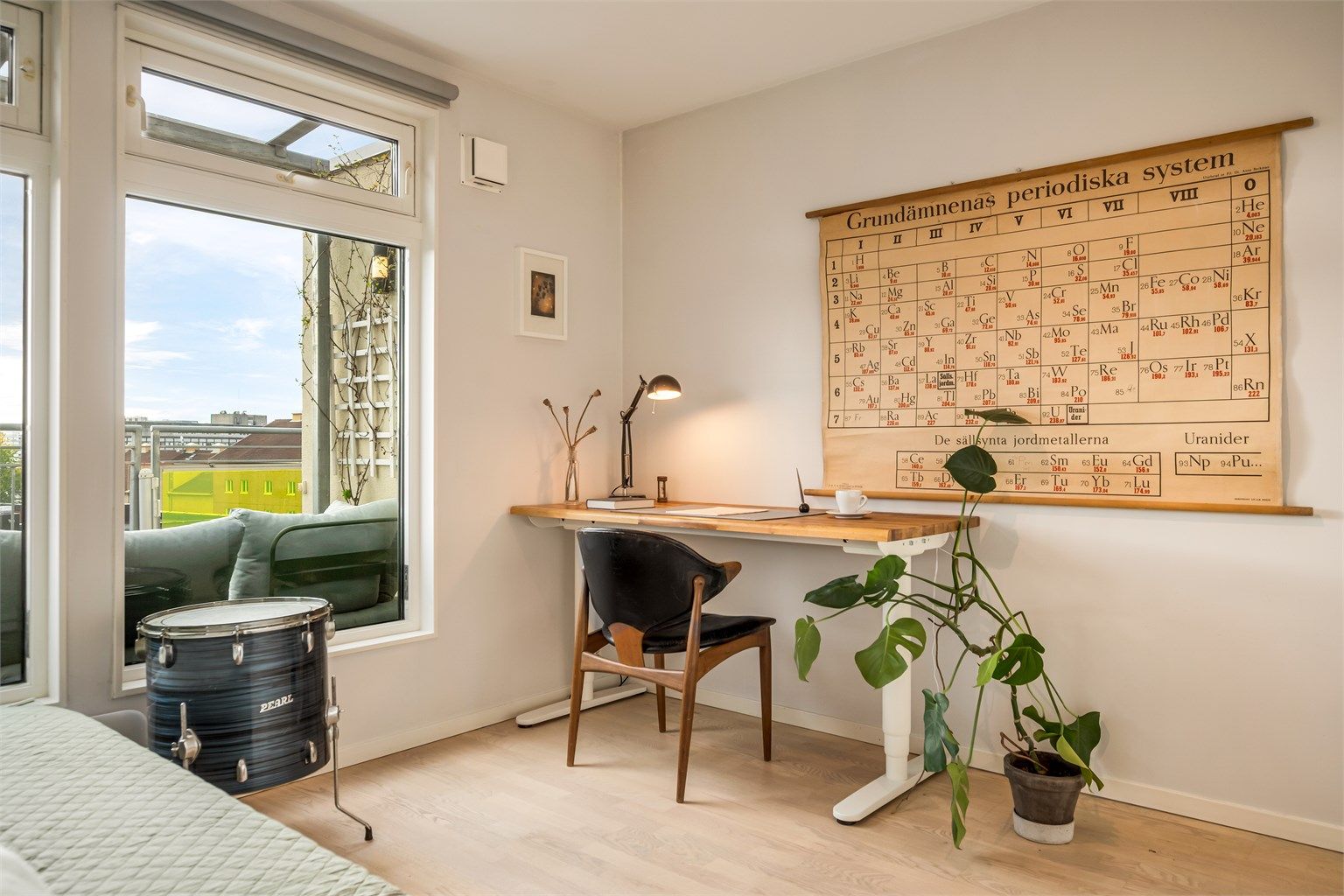 Rommet har god plass til både seng og skrivebordsløsning. Merk at de store vinduene ikke kan åpnes.