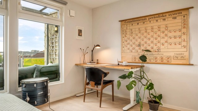 Rommet har god plass til både seng og skrivebordsløsning. Merk at de store vinduene ikke kan åpnes.