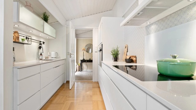 Stor induksjonstopp og rikelig med arbeidsflate gjør matlagingen enkel og effektiv