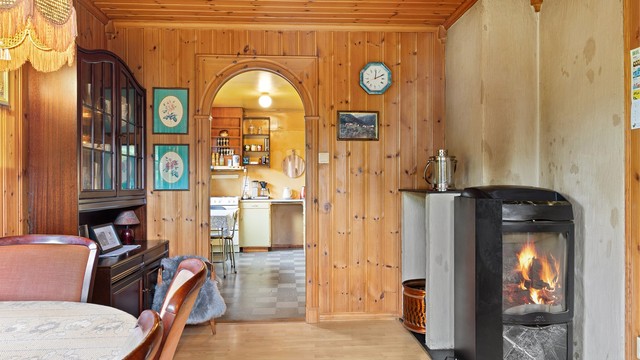 Delvis åpent inn til kjøkkenet