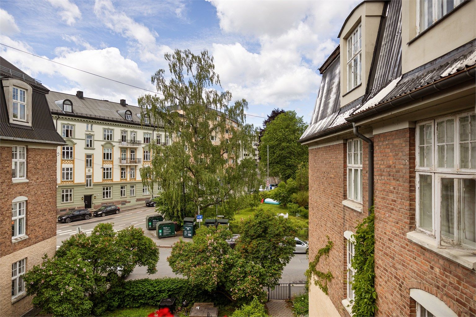 Vestvendt balkong på 5 kvm, med fritt utsyn mot grøntarealer.