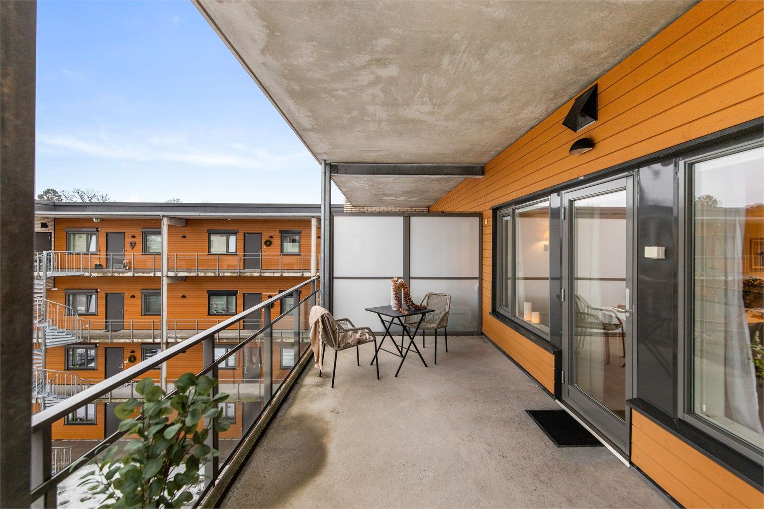 På balkongen har man svært gode møbleringsmuligheter