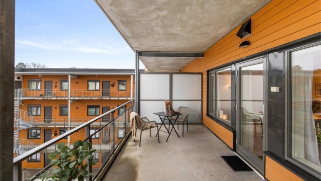 På balkongen har man svært gode møbleringsmuligheter