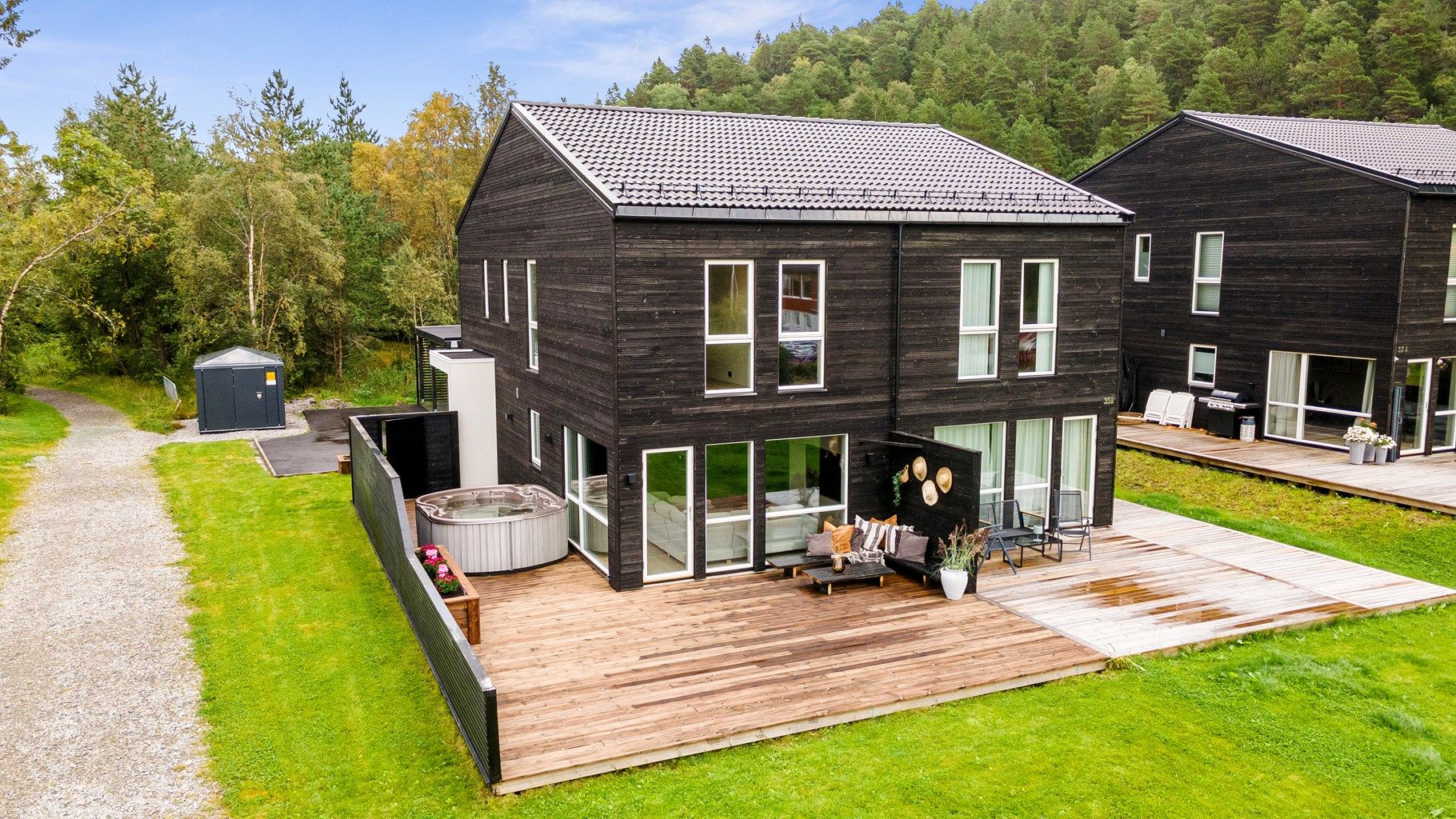 Krogsveen Sunnmøre v/Daglig leder/Eiendomsmegler Preben Willmann har gleden av å presentere en nyere flott påkostat halvpart av tomannsbolig beliggende i et rolig nyere boligområde i Mauseidvågen like ved Mauseidvannet og Mauseidvåg stadion