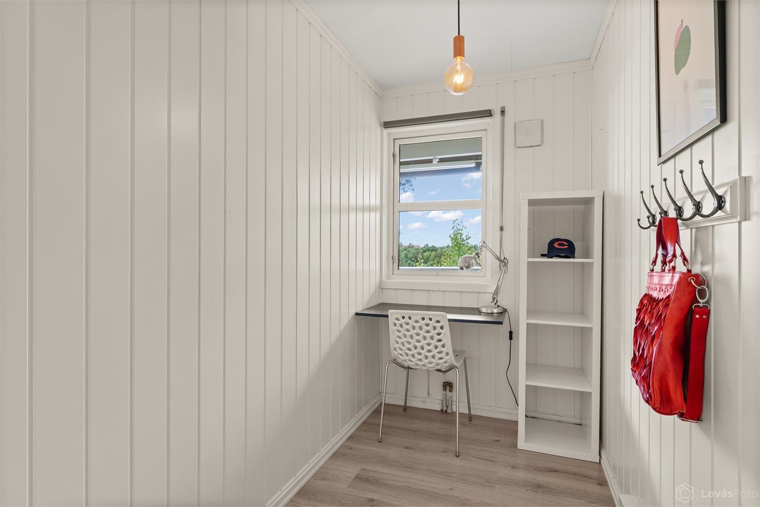 Praktisk rom innredet som kontor, med laminatgulv.