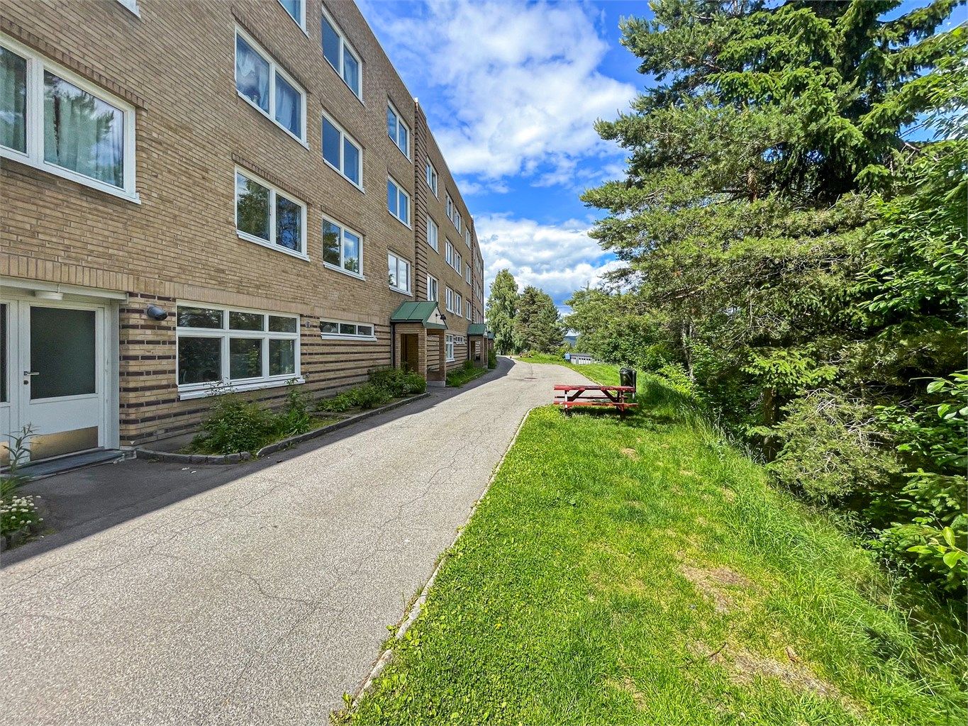 Borettslaget byr på romslige grøntområder mellom blokkene – perfekt for både lek, rekreasjon og hyggelige uteopphold.